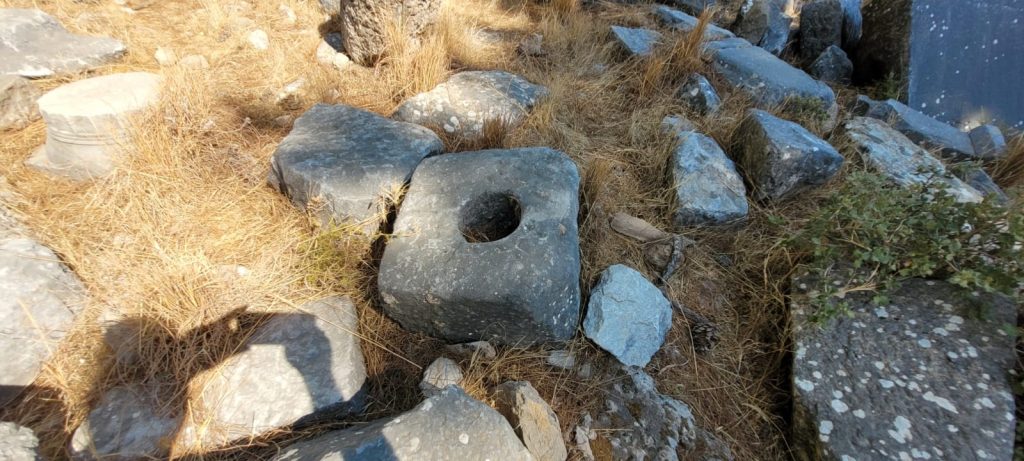 Delikli taş define işareti