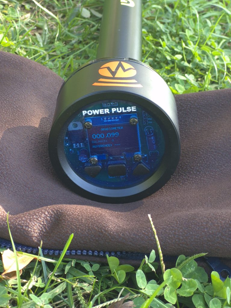 Gradyometre ile arazi ölçümü yapan bir teknisyen