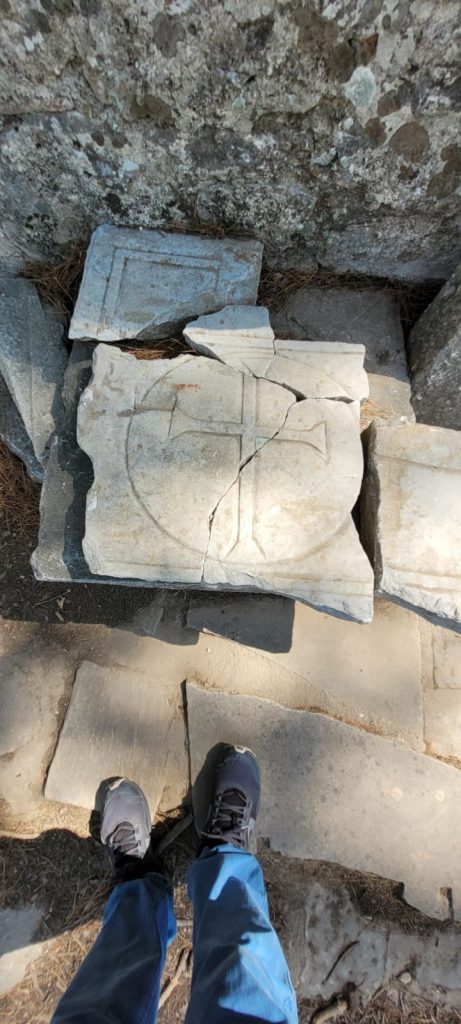 Haç işareti mezar üzerinde